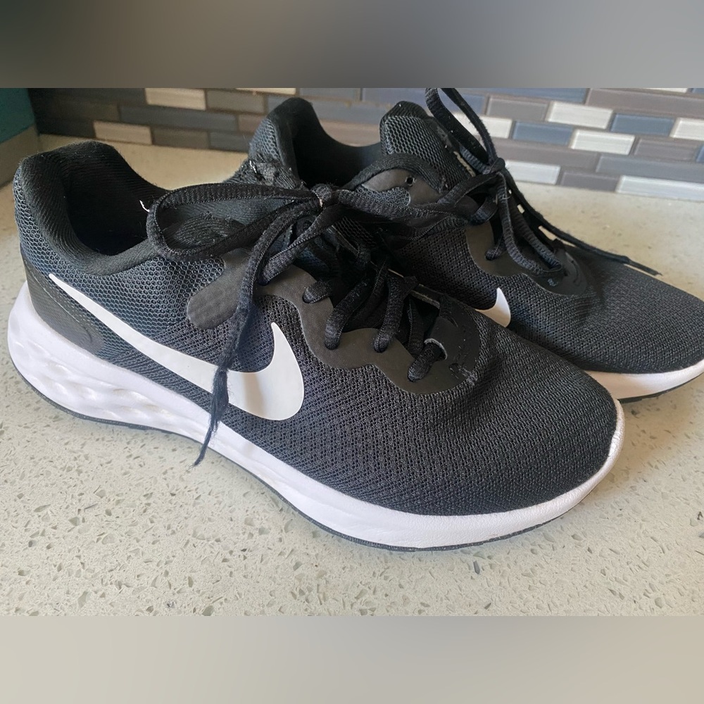 Woman’s Nike Revolution sz 6.5